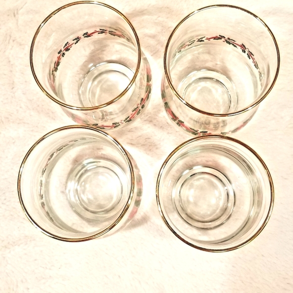 Set of 4 Christmas tumblers Mistletoe pattern w/trim - Picture 3 of 4